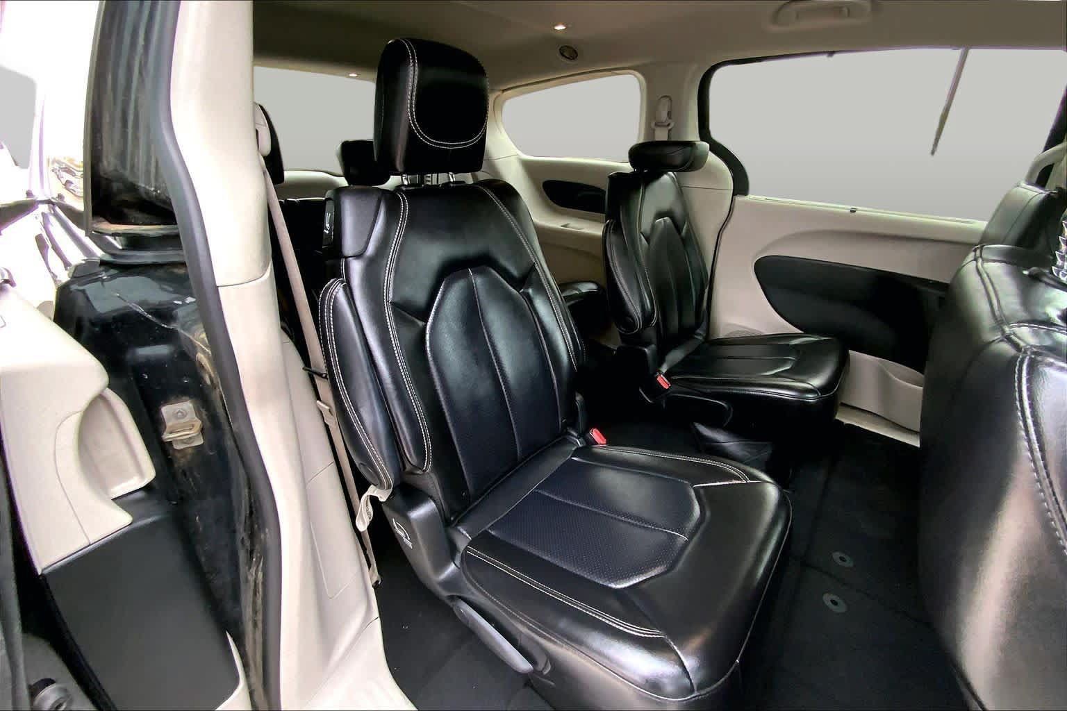 Used 2023 Chrysler Pacifica Touring-L FWD image 20