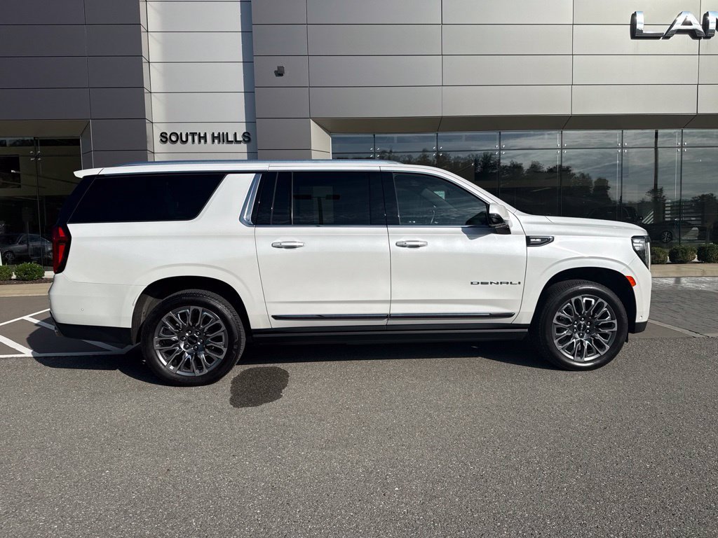 Used 2023 GMC Yukon XL Denali Ultimate AWD/4WD image 5