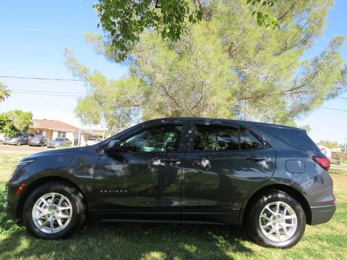 Used 2022 Chevrolet Equinox LS w/ LS Convenience Package image 2