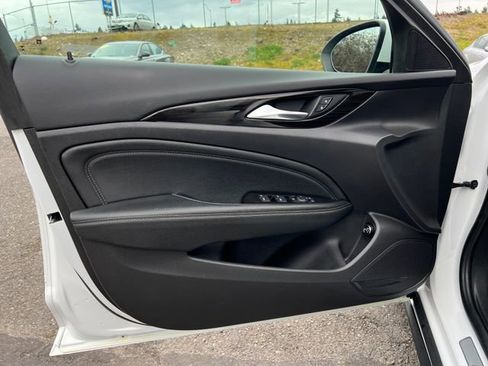 Used 2019 Buick Regal Essence w/ Driver Confidence Package I image 16