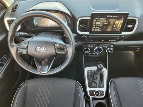 Used 2025 Hyundai Venue Limited image 27
