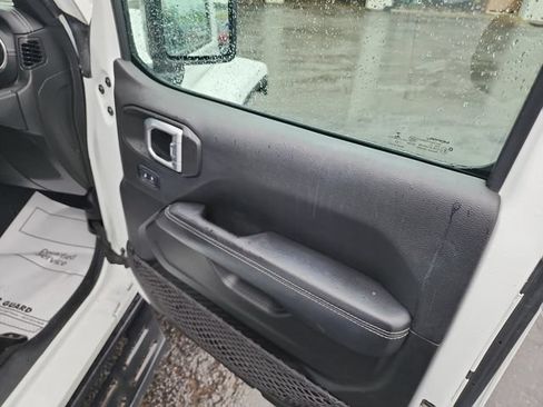 Used 2022 Jeep Gladiator Overland w/ Popular Equipment Package AWD/4WD image 13