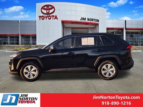 Used 2020 Toyota RAV4 LE image 4