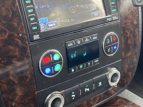 Used 2011 GMC Yukon XL Denali image 25