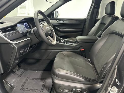 New 2025 Jeep Grand Cherokee Altitude image 5