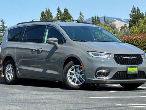 Used 2022 Chrysler Pacifica Touring-L FWD image 2