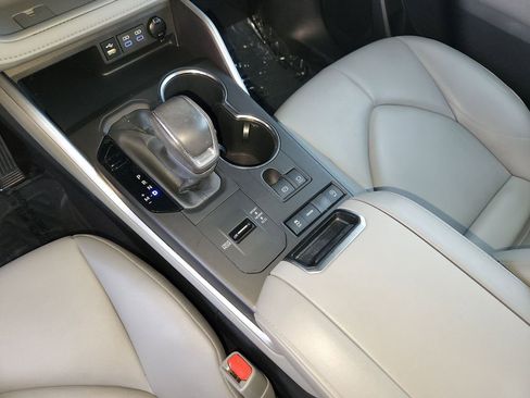 Used 2022 Toyota Highlander XLE image 23