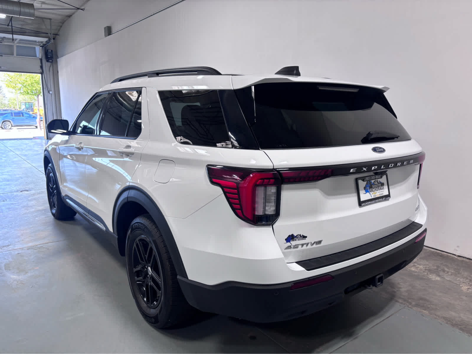 Used 2025 Ford Explorer Active AWD/4WD image 3