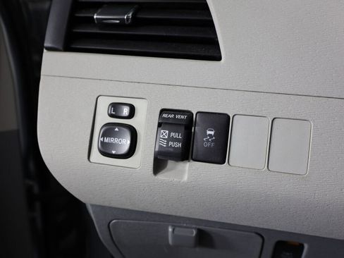 Used 2011 Toyota Sienna XLE FWD image 30