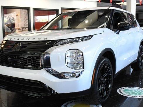 New 2026 Mitsubishi Outlander LE AWD/4WD image 1