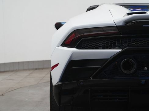 Used 2024 Lamborghini Huracan EVO image 16