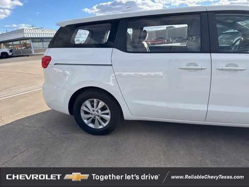 Used 2018 Kia Sedona L image 9