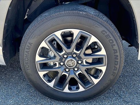 Used 2024 Toyota Tundra Limited AWD/4WD image 9