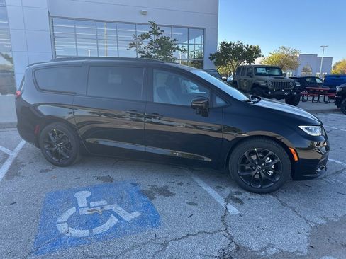 New 2026 Chrysler Pacifica Select image 36