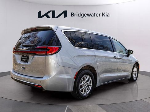 Used 2023 Chrysler Pacifica Touring-L FWD image 7