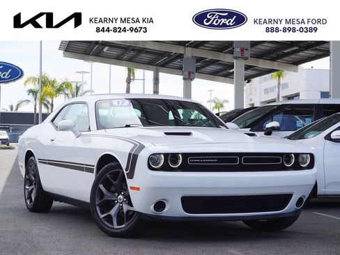Used 2017 Dodge Challenger SXT RWD image 1