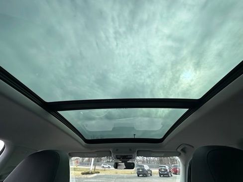 Certified 2025 Volkswagen Tiguan SE w/ Panoramic Sunroof Package AWD/4WD image 31