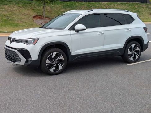 Used 2025 Volkswagen Taos SE AWD/4WD image 8