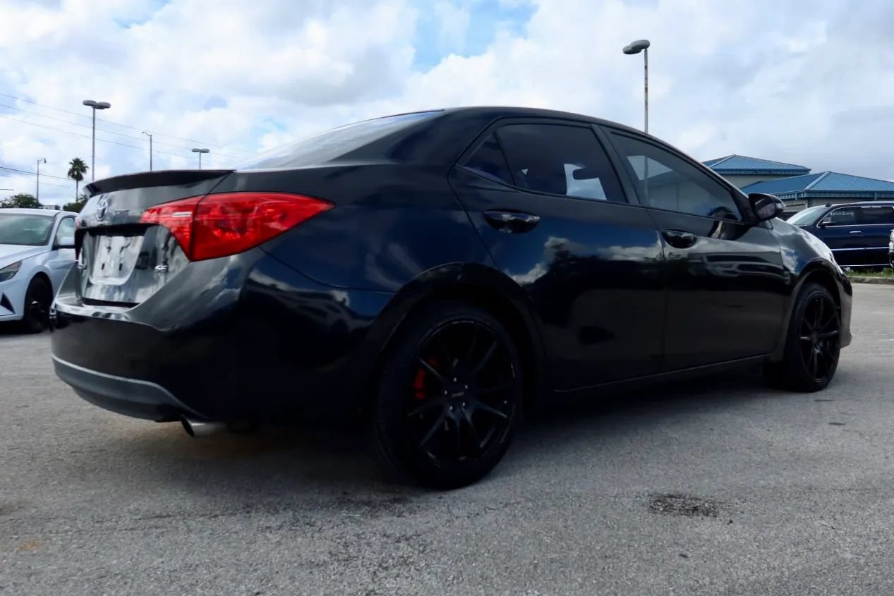 Used 2017 Toyota Corolla SE FWD image 2