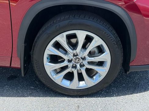 Certified 2025 Toyota Highlander Limited FWD image 9