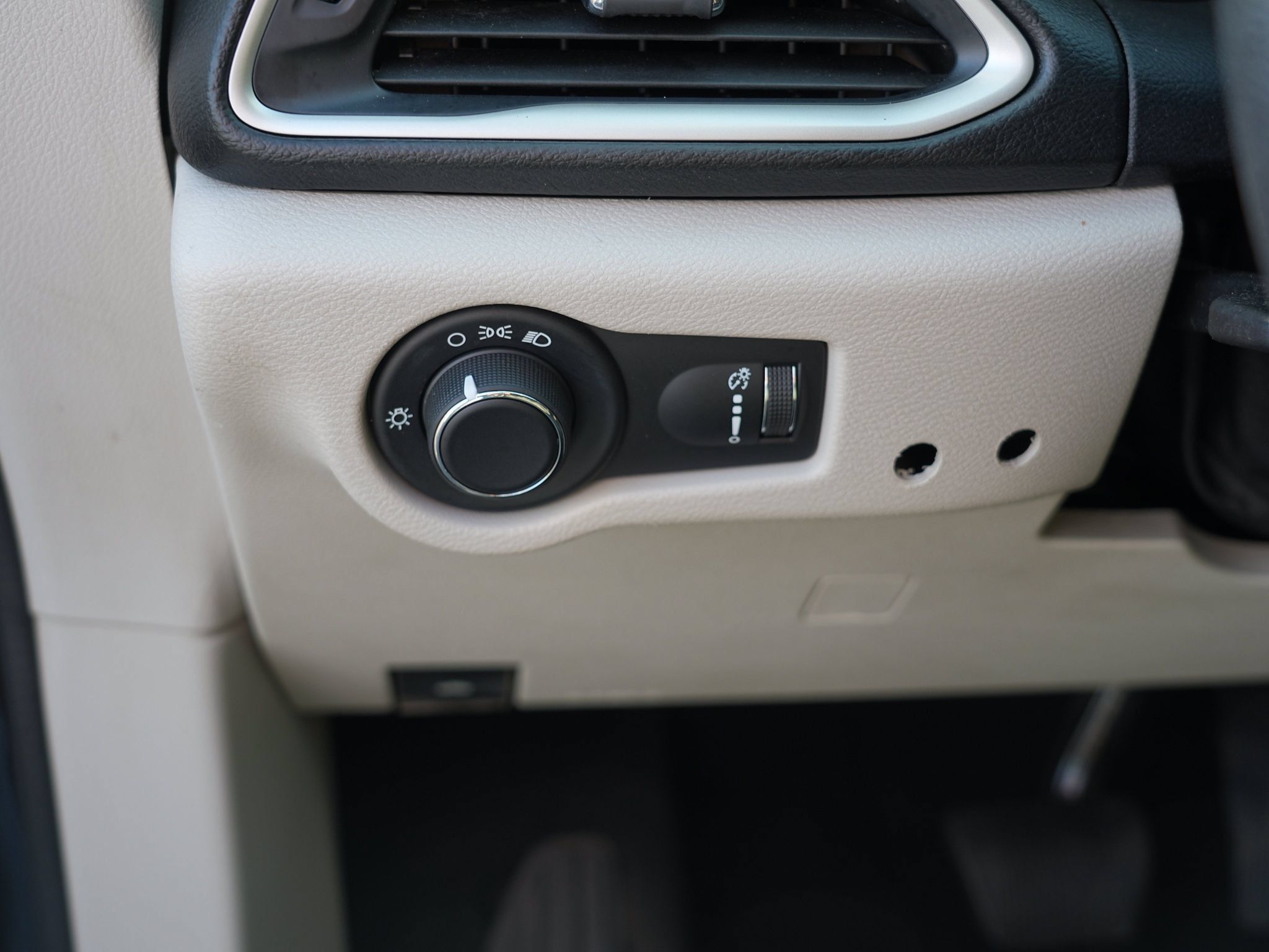 Used 2020 Chrysler Voyager L FWD image 16