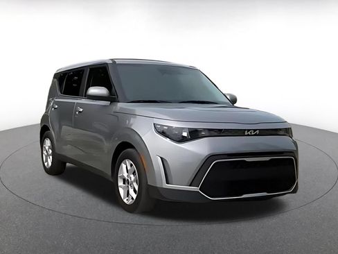 Used 2025 Kia Soul LX w/ LX Technology Package FWD image 2