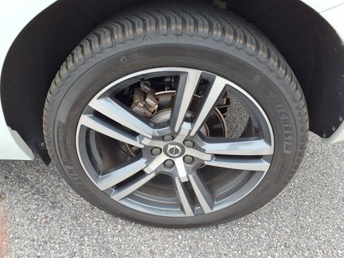 Used 2019 Volvo XC60 T5 Momentum w/ Premium Package FWD image 11