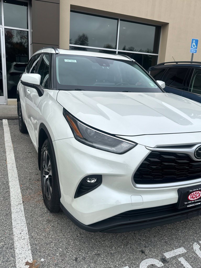 Used 2021 Toyota Highlander XLE AWD/4WD image 2