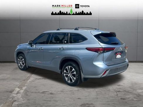 Used 2021 Toyota Highlander XLE FWD image 3