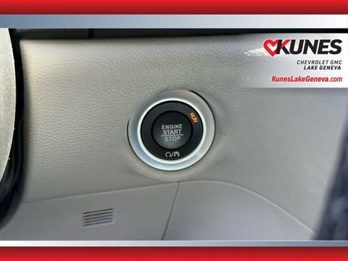 Used 2024 Chrysler Pacifica Touring-L image 19