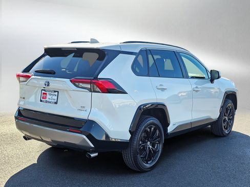 Used 2022 Toyota RAV4 SE w/ Convenience Package image 5