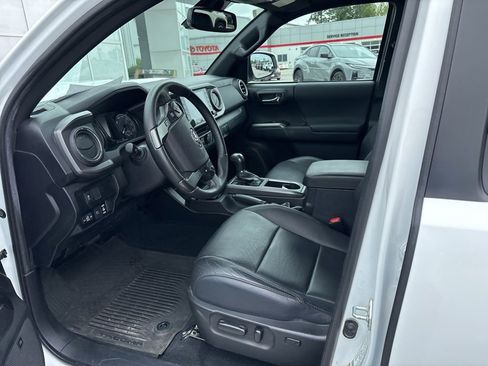 Used 2022 Toyota Tacoma TRD Sport w/ TRD Premium Sport Package AWD/4WD image 6