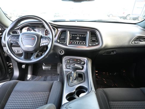 Used 2018 Dodge Challenger SXT image 29