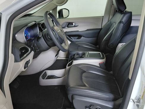 Certified 2023 Chrysler Pacifica Touring-L FWD image 9