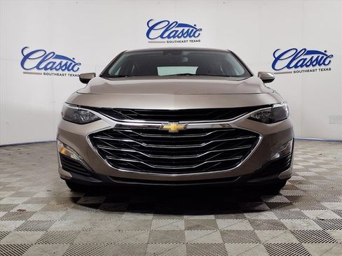Used 2025 Chevrolet Malibu LT image 3
