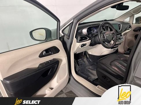 Used 2022 Chrysler Pacifica Touring-L FWD image 9