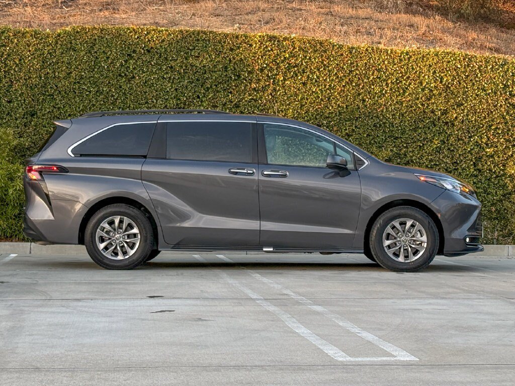 Used 2025 Toyota Sienna XLE FWD image 11
