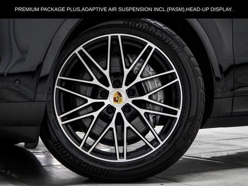 Used 2024 Porsche Cayenne AWD/4WD image 6