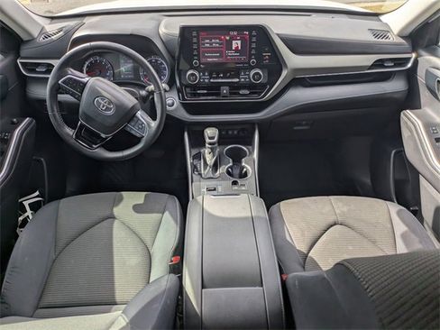 Used 2021 Toyota Highlander LE image 16