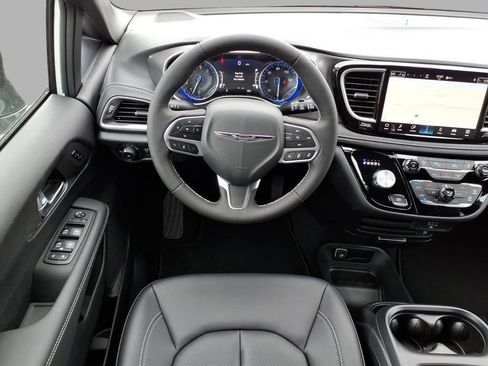 New 2026 Chrysler Pacifica Select image 15