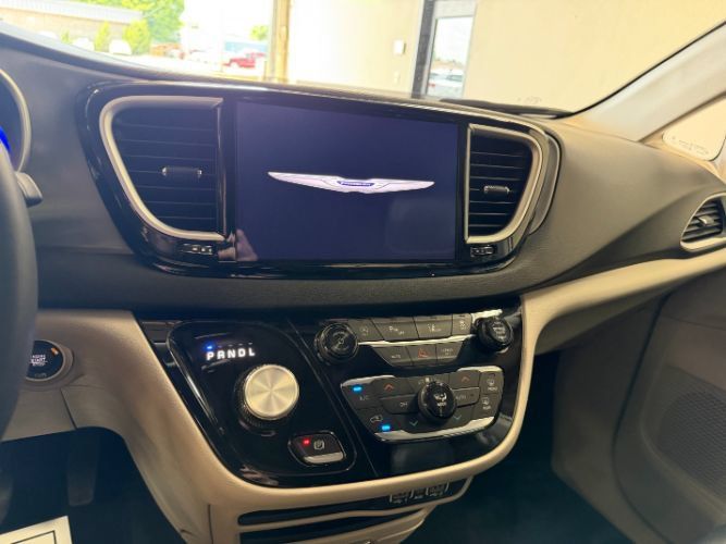 Used 2024 Chrysler Pacifica Touring-L FWD image 15