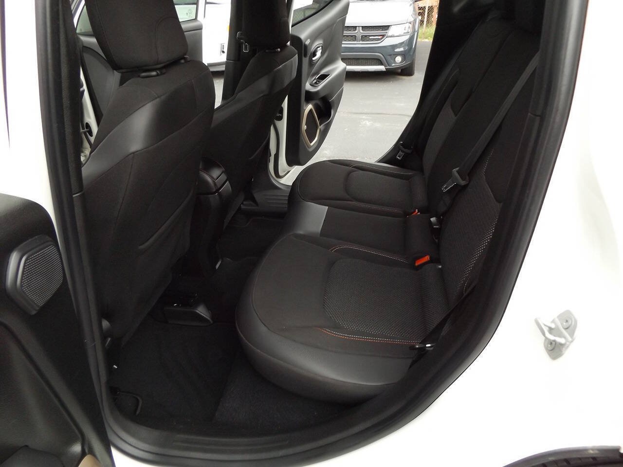 Used 2016 Jeep Renegade 75th Anniversary FWD image 17