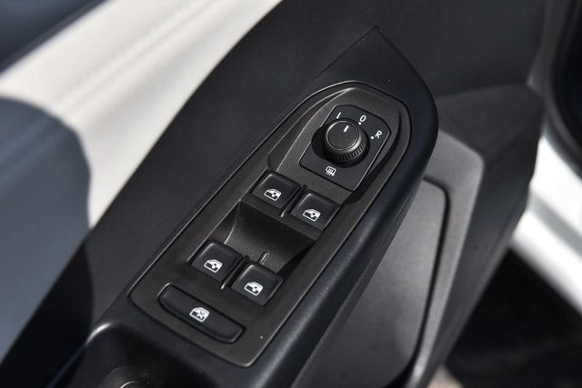Used 2025 Volkswagen Taos SE w/ Panoramic Sunroof Package FWD image 8