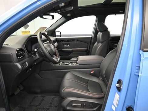 Used 2025 Honda Pilot TrailSport image 11