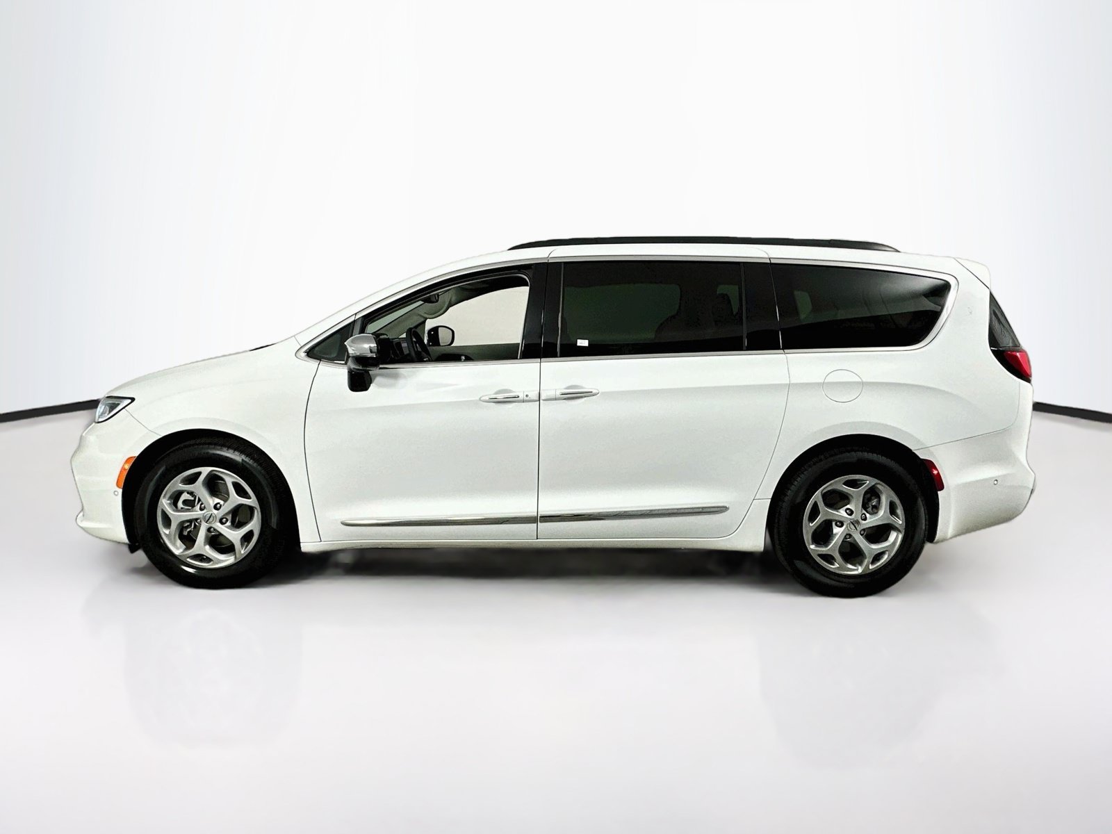 Used 2023 Chrysler Pacifica Limited w/ Uconnect Theater Family Group FWD image 8