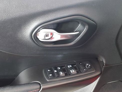 Used 2019 Jeep Cherokee Trailhawk w/ Cold Weather Group image 10