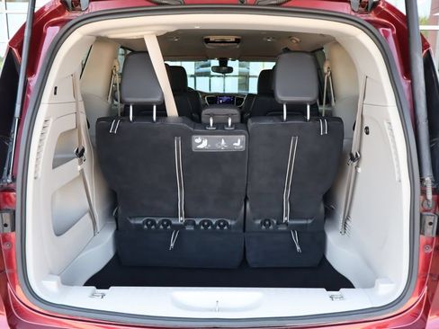 Used 2018 Chrysler Pacifica Touring-L w/ Premium Audio Group FWD image 9