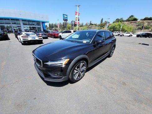 Used 2025 Volvo V60 B5 Cross Country Plus AWD/4WD image 4