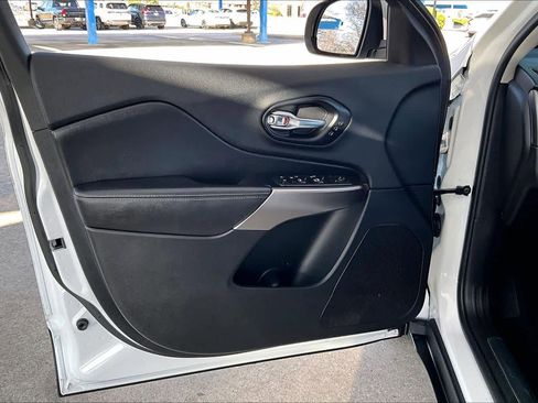 Used 2019 Jeep Cherokee Limited image 22