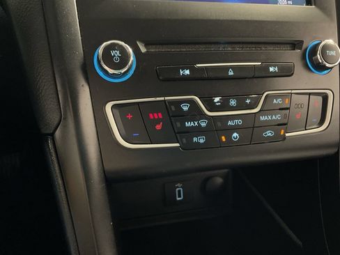 Used 2018 Ford Fusion SE w/ Equipment Group 201A FWD image 3